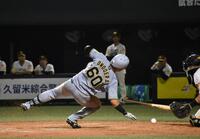 　十回に勝ち越し点となった死球を受けた小野寺