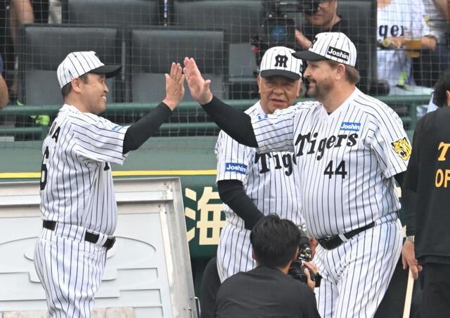 阪神 バース＆掛布＆岡田がバックスクリーン3連発セレモニー