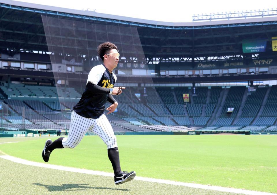 　走り込む伊原（撮影・田中太一）