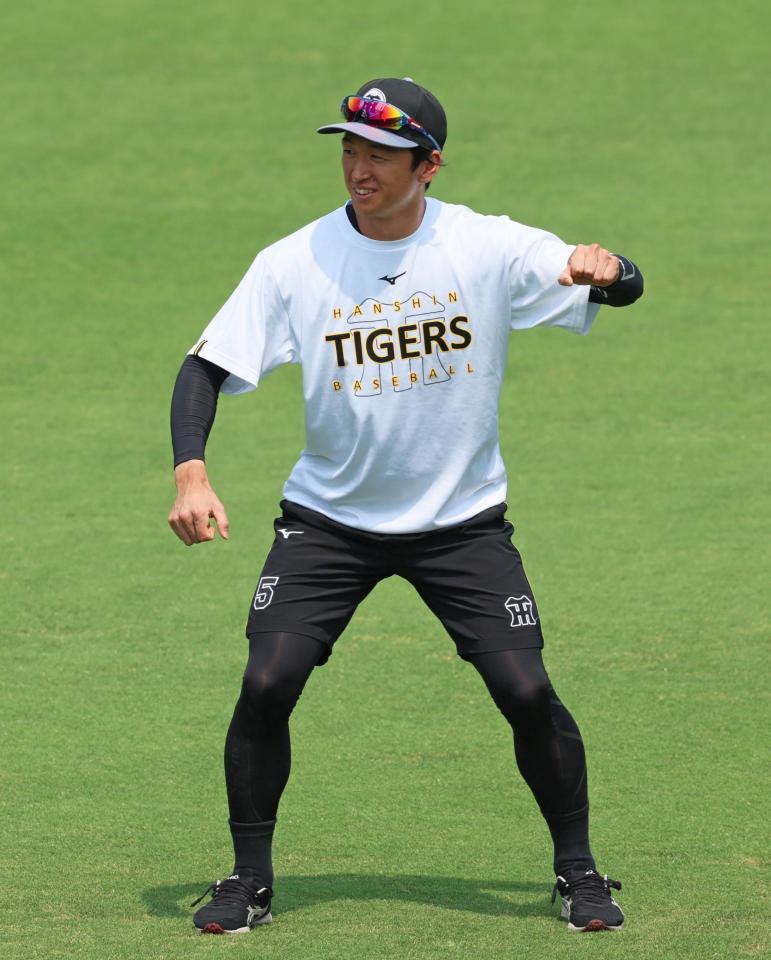 　短パン姿で練習する近本（撮影・立川洋一郎）