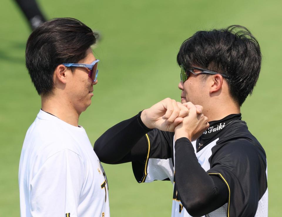 　湯浅（左）と向かい合ってじゃれる才木（撮影・立川洋一郎）