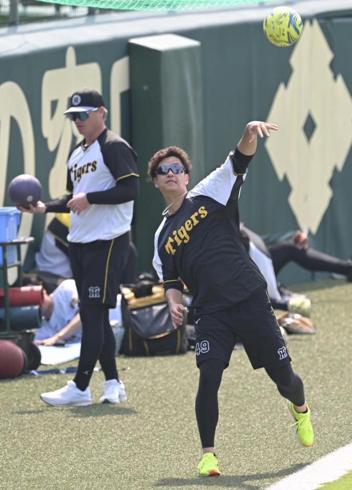 　ハーフパンツ姿で調整する大竹