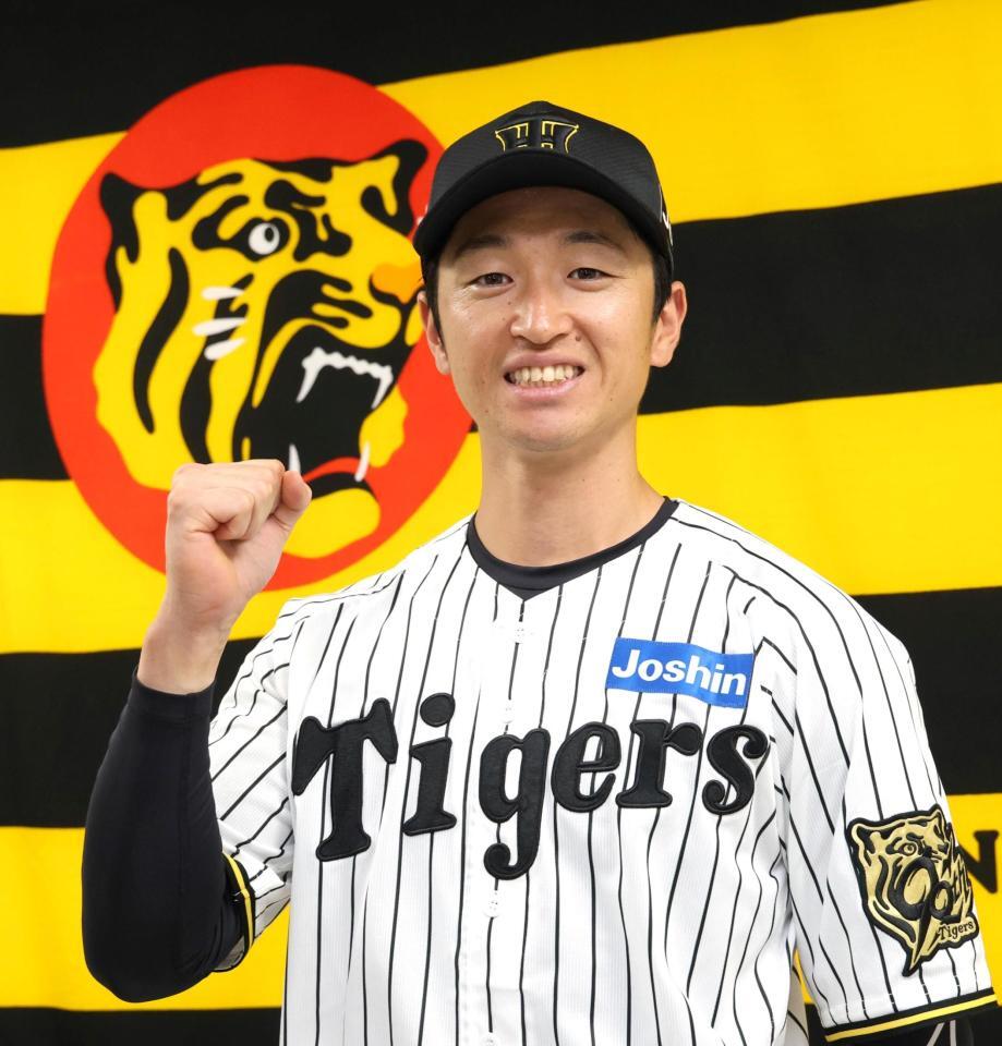 　ファン投票でオールスターゲーム出場が決まり、ポーズを決める近本（撮影・北村雅宏）