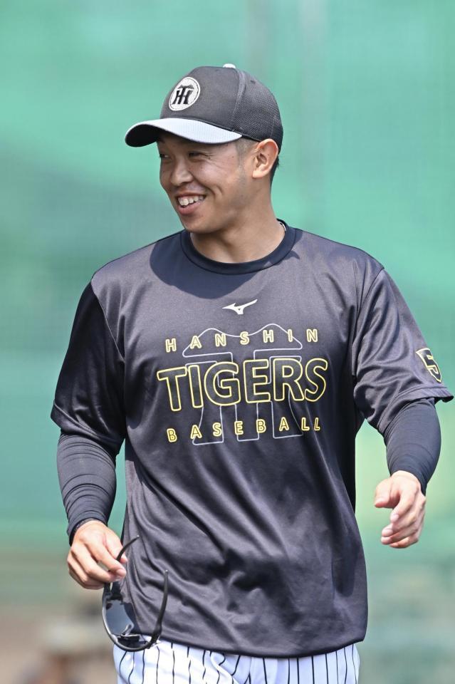 　グラウンドに姿を見せる島田（撮影・西田忠信）