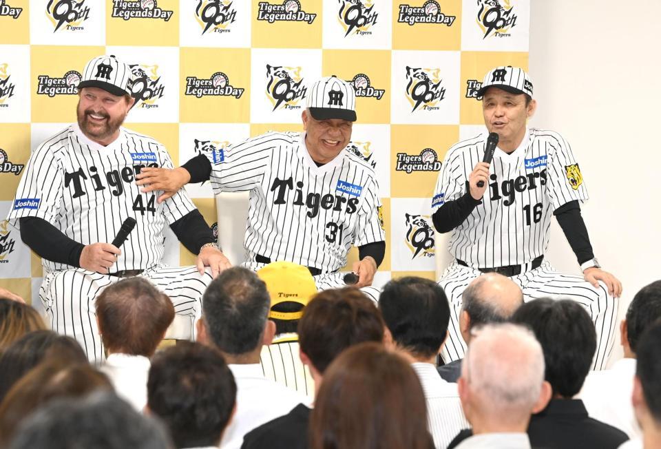 　笑顔でトークショーを盛り上げる（右から）岡田彰布顧問、掛布雅之ＯＢ会長、ランディ・バース氏（撮影・飯室逸平）