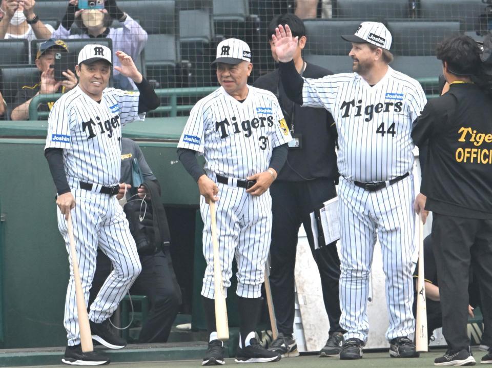 　ユニホーム姿でグラウンドに登場する（左から）岡田彰布顧問、掛布雅之ＯＢ会長、ランディ・バース氏（撮影・飯室逸平）