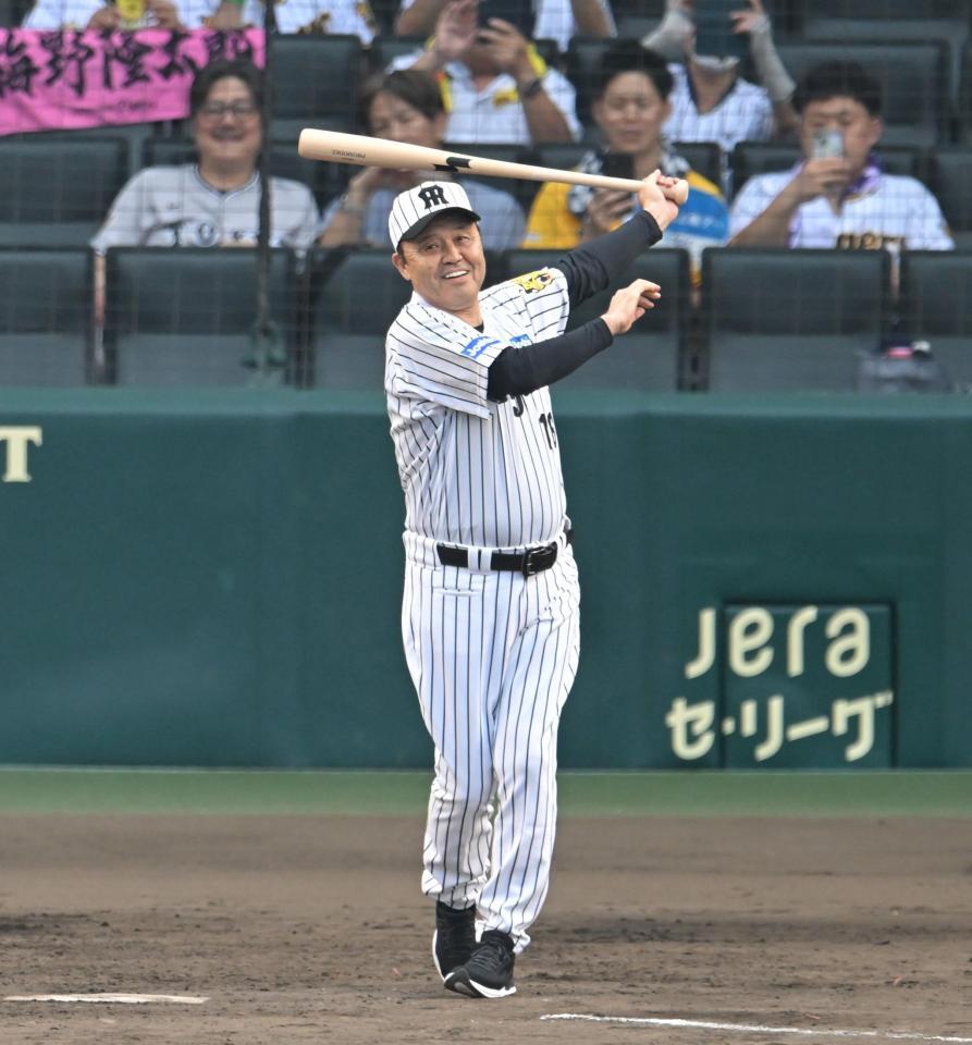 　打席でスイングする岡田彰布顧問（撮影・飯室逸平）