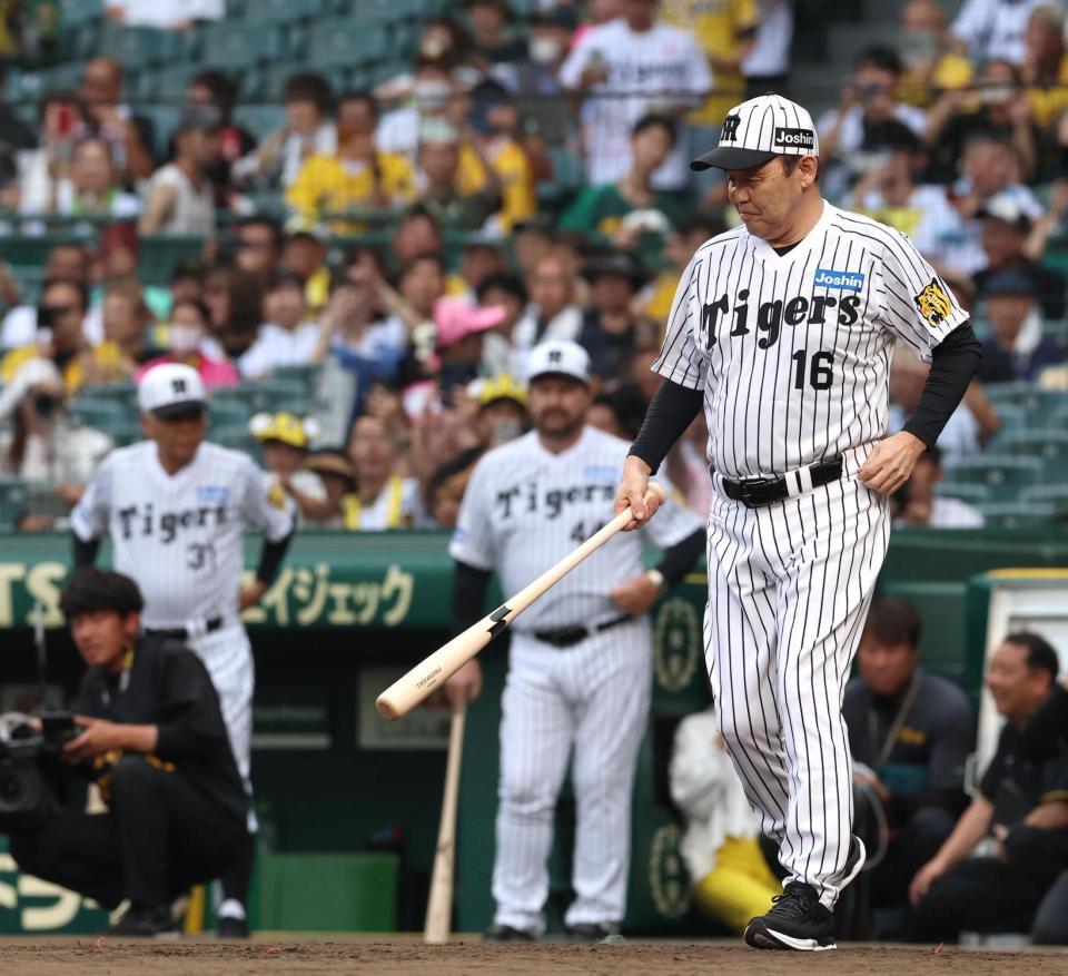 　スイングセレモニーで打席に向かう岡田彰布オーナー付顧問（右）＝撮影・北村雅宏