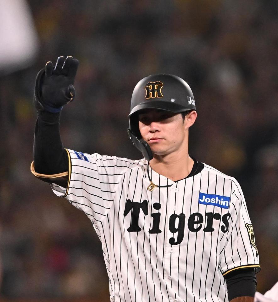 　５回、二塁打を放ちポーズを決める中野（撮影・西田忠信）