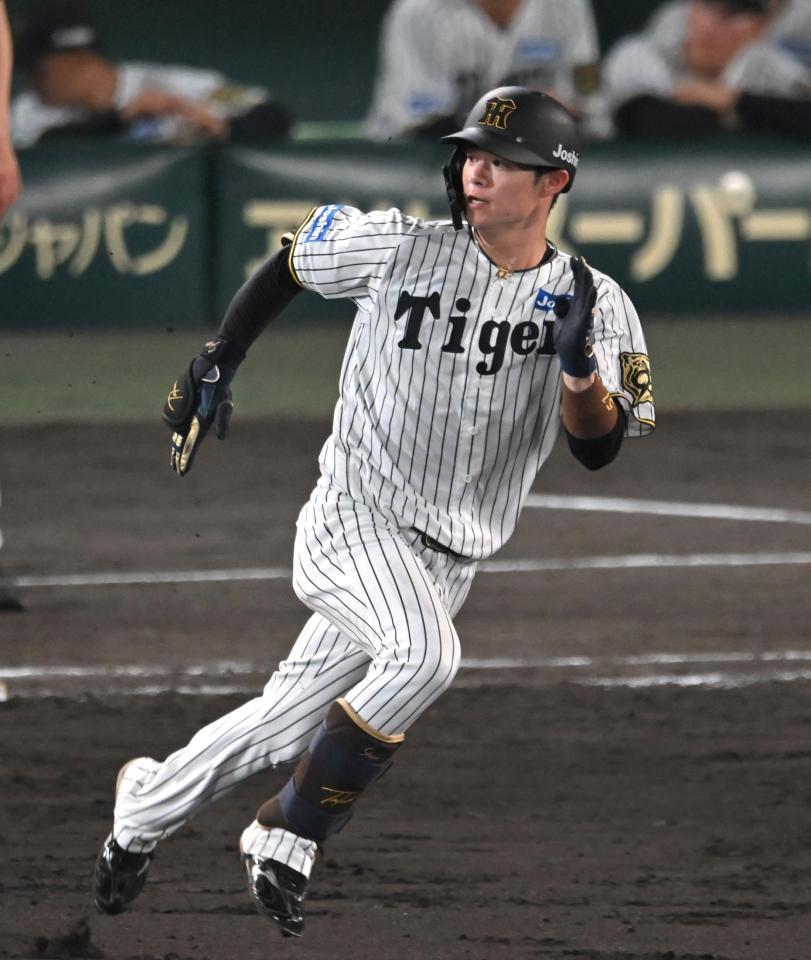 　５回、二塁打を放ち激走する中野（撮影・飯室逸平）