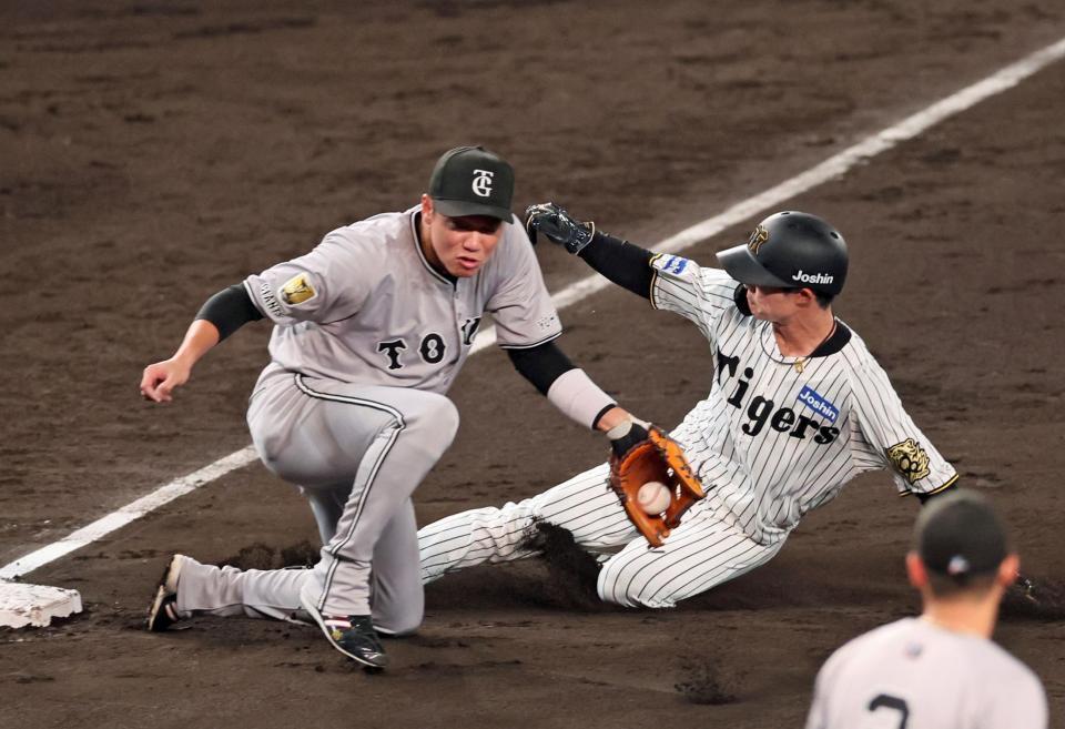 　５回、森下の一邪飛で三塁へ進塁する中野（撮影・立川洋一郎）