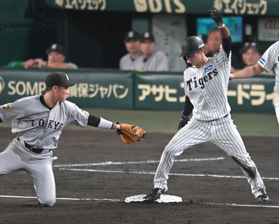 　５回、森下の邪飛で三塁へ進む中野（撮影・飯室逸平）