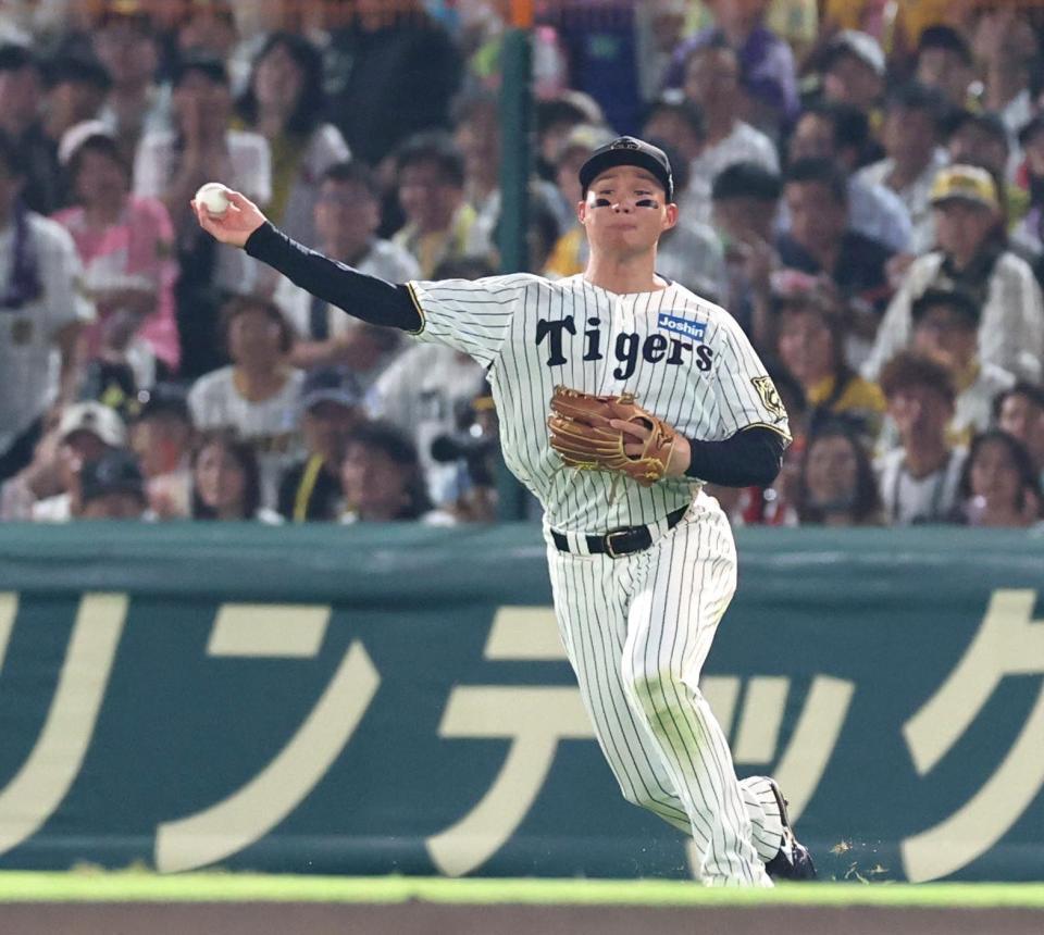 　７回、キャベッジの安打を処理し、二塁へ送球してタッチアウトにする森下（撮影・北村雅宏）