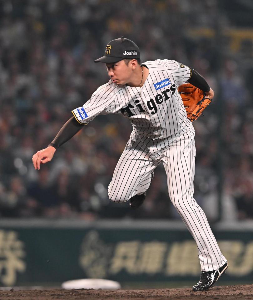 　８回、５番手で登板する石井（撮影・西田忠信）