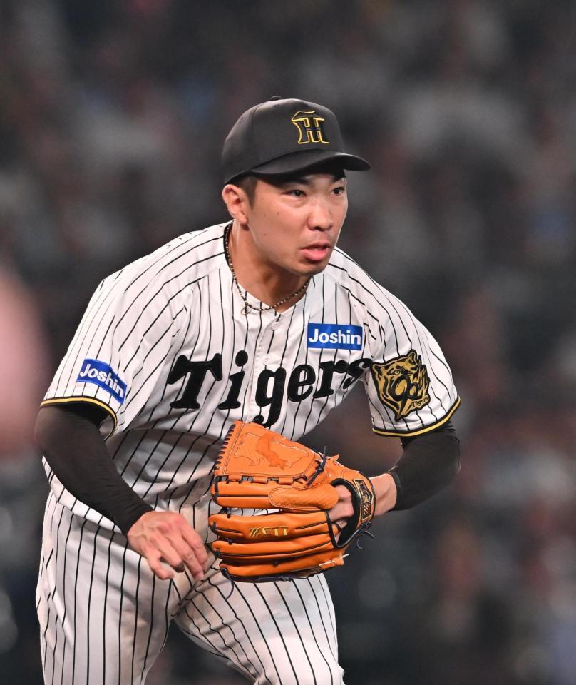 　８回、中山の打球で一塁ベースカバーに走る石井（撮影・西田忠信）