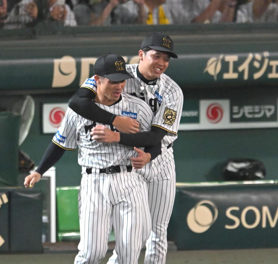 　坂本と勝利を喜ぶ才木（撮影・飯室逸平）