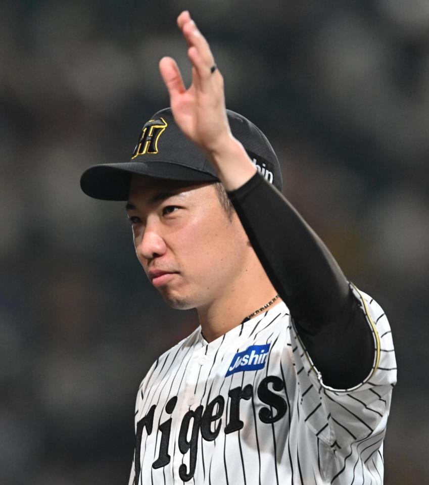 　試合後、ファンの声援に応える石井（撮影・西田忠信）