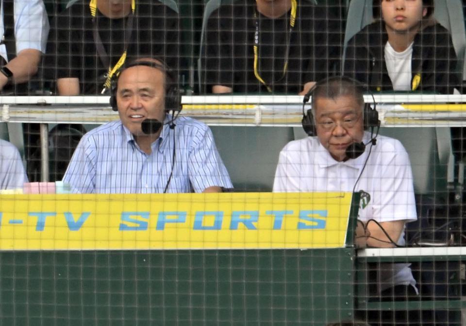 　サンテレビで解説する岡田彰布顧問（左）と掛布雅之ＯＢ会長（撮影・飯室逸平）