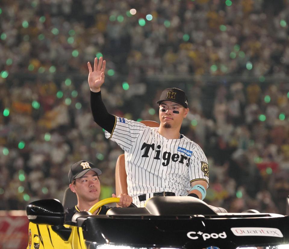 　チームの勝利を喜ぶ佐藤輝（撮影・北村雅宏）