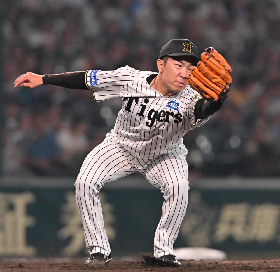 　８回、吉川の打球にグラブを出す石井（撮影・西田忠信）