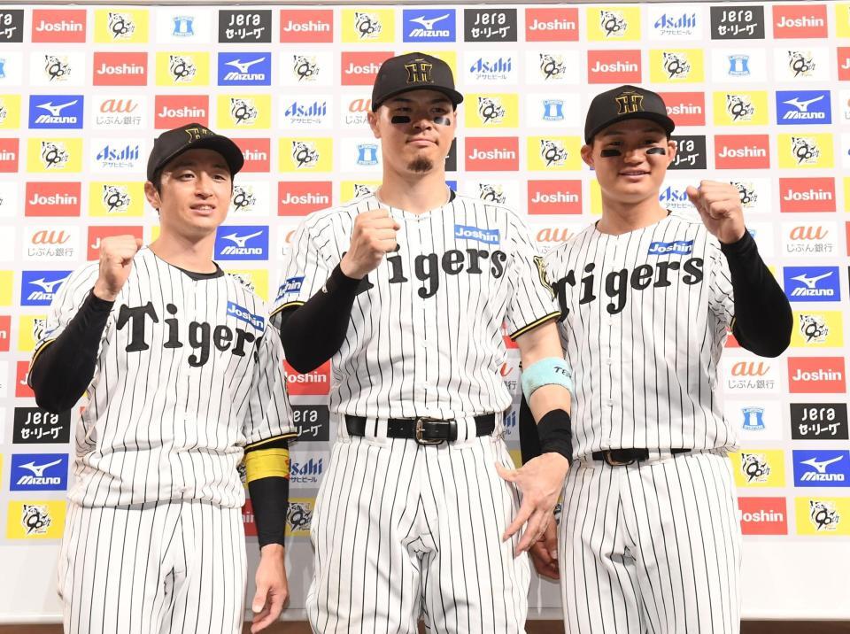 　お立ち台でポーズを決める（左）から近本、佐藤輝、森下（撮影・西田忠信）