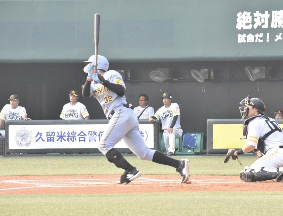 　初回、先制の適時三塁打を放つ井上