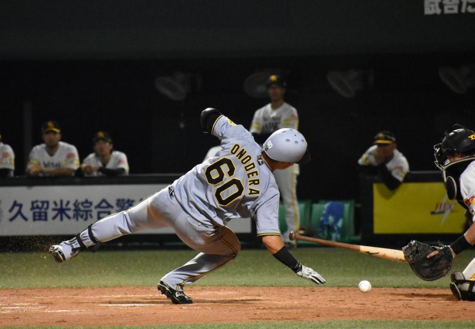 　十回に勝ち越し点となった死球を受けた小野寺