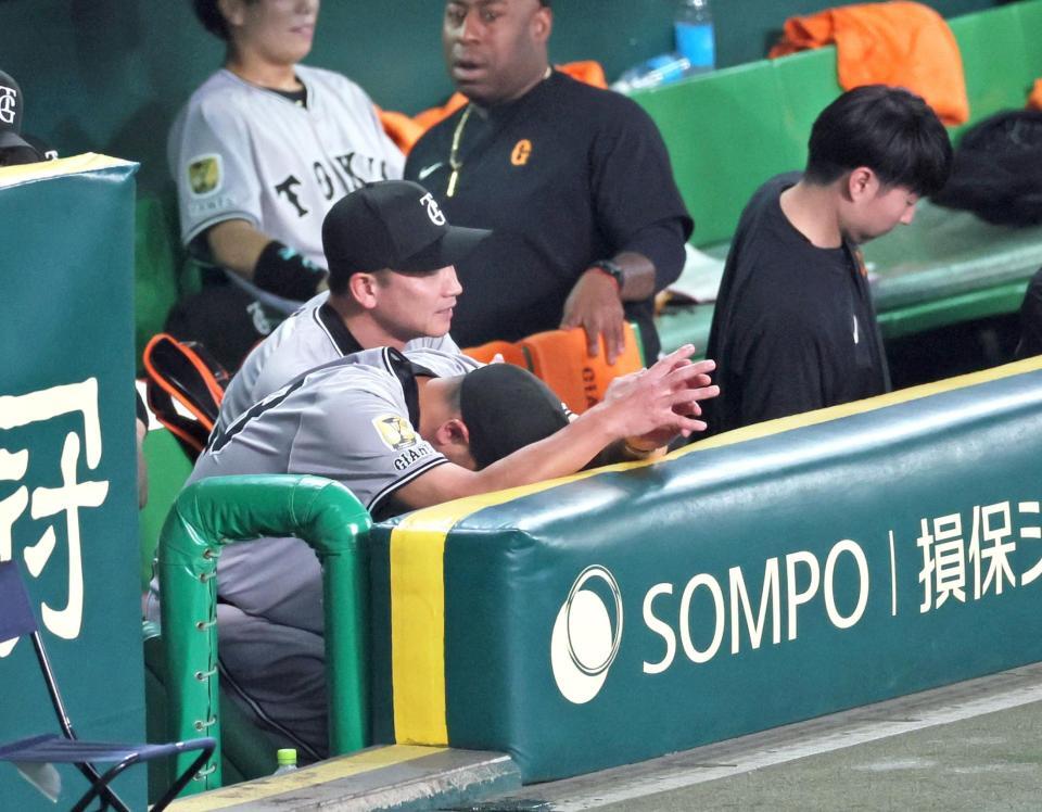 　７回、右前打を放ったキャベッジが二塁を狙ってアウトになり、うなだれる阿部監督（撮影・立川洋一郎）