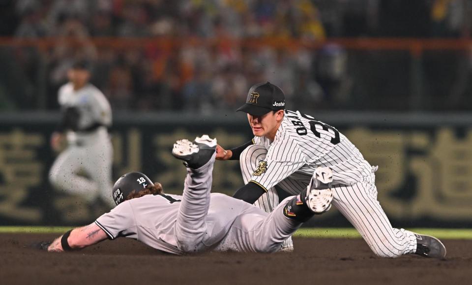 　７回、森下の送球を受け、代打のキャベッジ（左）を二塁でアウトにする小幡（撮影・西田忠信）