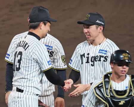 　巨人に勝利し岩崎（１３）と握手を交わす石井（撮影・立川洋一郎）