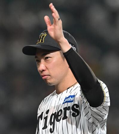 　試合後、ファンの声援に応える石井（撮影・西田忠信）