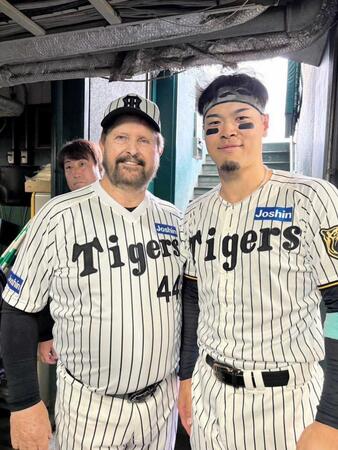 　試合前に対面した佐藤輝（右）とバース氏（バース氏提供）