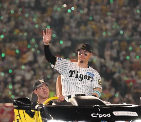 　チームの勝利を喜ぶ佐藤輝（撮影・北村雅宏）