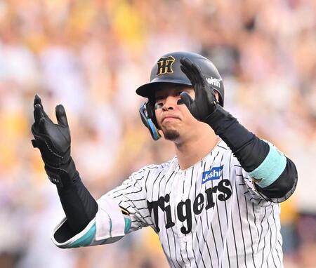 　１回、先制二塁打を放った佐藤輝（撮影・西田忠信）