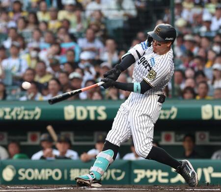 　１回、先制となる適時二塁打を放つ佐藤輝（撮影・北村雅宏）