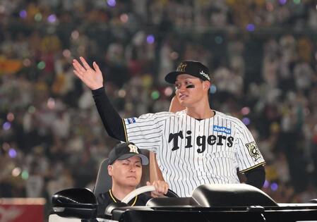 　チームの勝利を喜ぶ森下（撮影・北村雅宏）