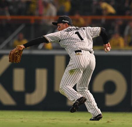 　７回、代打・キャベッジの打球を二塁へ送球しアウトにする森下（撮影・西田忠信）