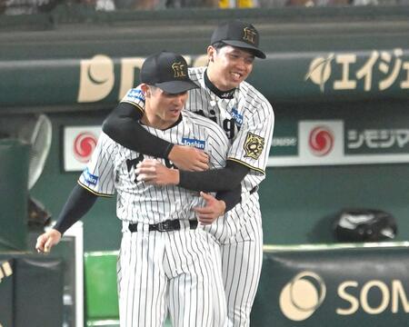 　坂本（左）と勝利を喜ぶ才木（撮影・飯室逸平）
