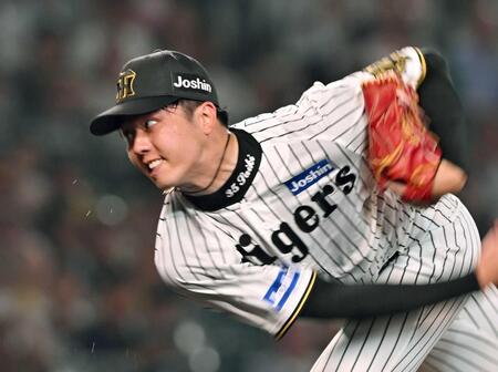 　汗を飛ばして力投する才木