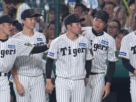 　勝利を挙げ、石井を祝福する才木（右）ら（撮影・北村雅宏）