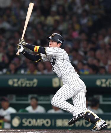 　７回、二塁打を放つ近本（撮影・北村雅宏）