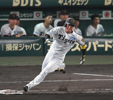 　７回、二塁打を放ち、勢いよく一塁を回る近本（撮影・飯室逸平）