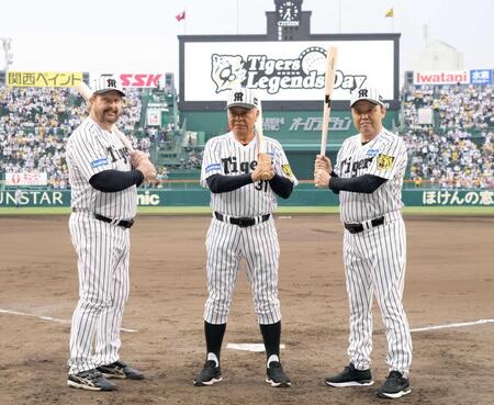 　スイングセレモニーを終え、写真に納まる（左から）バース氏、掛布ＯＢ会長、岡田オーナー付顧問