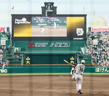 　バックスクリーンへの本塁打を再現する岡田オーナー付顧問＝甲子園（撮影・立川洋一郎）