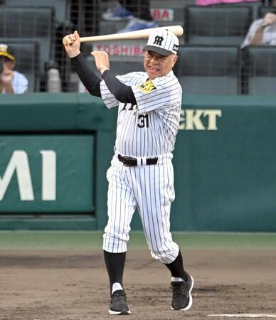 　打席でスイングする掛布ＯＢ会長