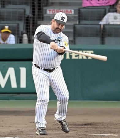 　打席でスイングするバース氏