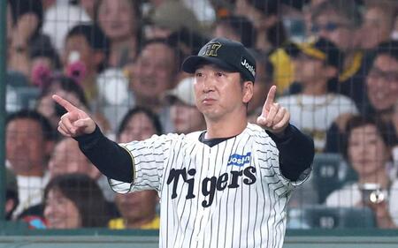 　８回、大山の二塁封殺判定に、リクエストする藤川監督（撮影・北村雅宏）