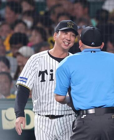 　６回を終え、選手交代を告げる藤川監督（撮影・北村雅宏）