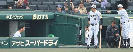 　（右から）掛布雅之ＯＢ会長、岡田彰布顧問にあいさつする藤川監督（撮影・飯室逸平）