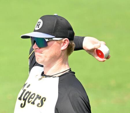 　調整するネルソン（撮影・飯室逸平）